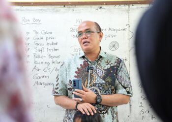 Peduli Peningkatan Kesejahteraan WRSE, Ketua DPRD Sumbar Salurkan Pokir.