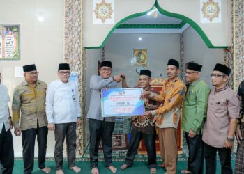 Supardi Bantu Masjid Terancam Longsor