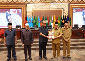 Buka Tutup Masa Sidang, DPRD Sumbar Sampaikan Hasil Reses