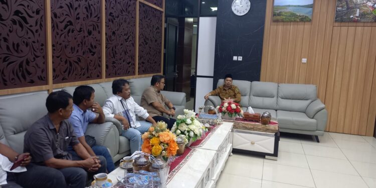 Sekwan Raflis Sambut Kedatangan Komisi A DPRD Toba Sumut