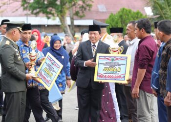 Hadiri Prosesi Penurunan Bendera HUT RI Ke-79, Wakil Ketua DPRD Sumbar Suwirpen Suib Doakan Masyarakat Semakin Sejahtera