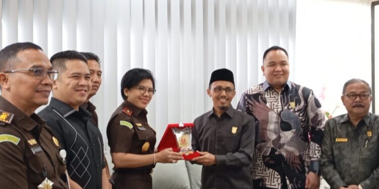 Ketua Sementara DPRD Sumbar Irsyad Safar Terima Kunjungan Kajati Sumbar