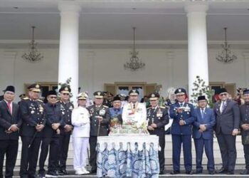 Wakil Ketua Sementara DPRD Provinsi Sumatera Barat, Evi Yandri Rajo Budiman Hadiri Upacara Parade dan Defile Peringatan HUT TNI ke-79