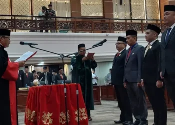 Muhidi Ketua DPRD Sumbar dan Evi Yandri, Iqra Chissa serta Nanda Satria Wakil Ketua Resmi Dilantik
