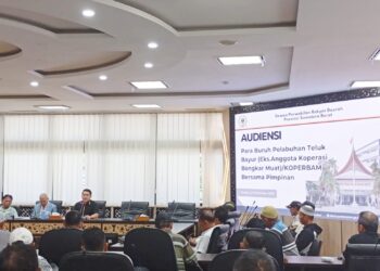 Puluhan Eks TKBM Teluk Bayur Datangi DPRD Sumbar, Adukan Masalah Uang Pensiun Belum Dibayar
