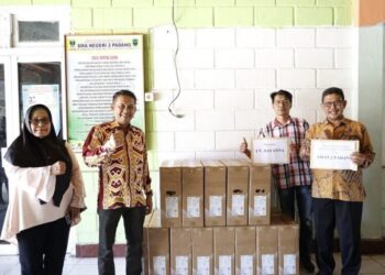 Wakil Ketua DPRD Sumbar Evi Yandri Salurkan Komputer ke SMA 2 Padang