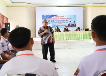 Berbagi Kisah Perjalanan Hidup, Ketua DPRD Sumbar Muhidi Motivasi Pengurus OSIS SMK Solok